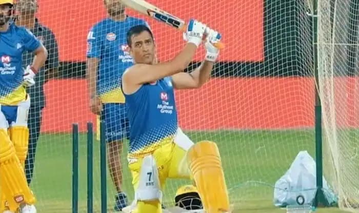 IPL 2021: ट्रेनिंग के दौरान धौनी ने गेंद को पहुंचाया स्टेडियम के बाहर, लगाए बड़े-बड़े छक्के, देखें VIDEO