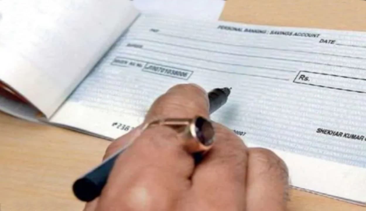 Bank : चेकबुक के इस्तेमाल में बरतें सावधानी, नहीं तो हो सकता है नुकसान