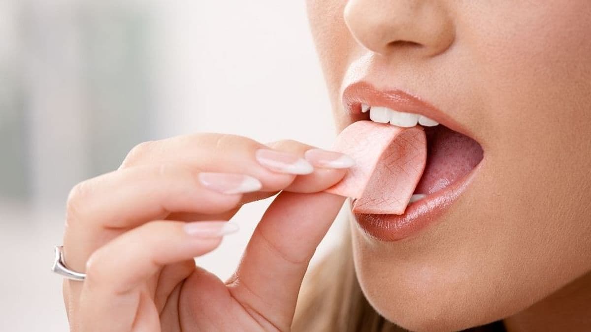Chewing Gum खाने से कम होगा कोरोना का खतरा, संक्रमण के 95% कणों को कर सकता है ट्रैप, नयी स्टडी में दावा