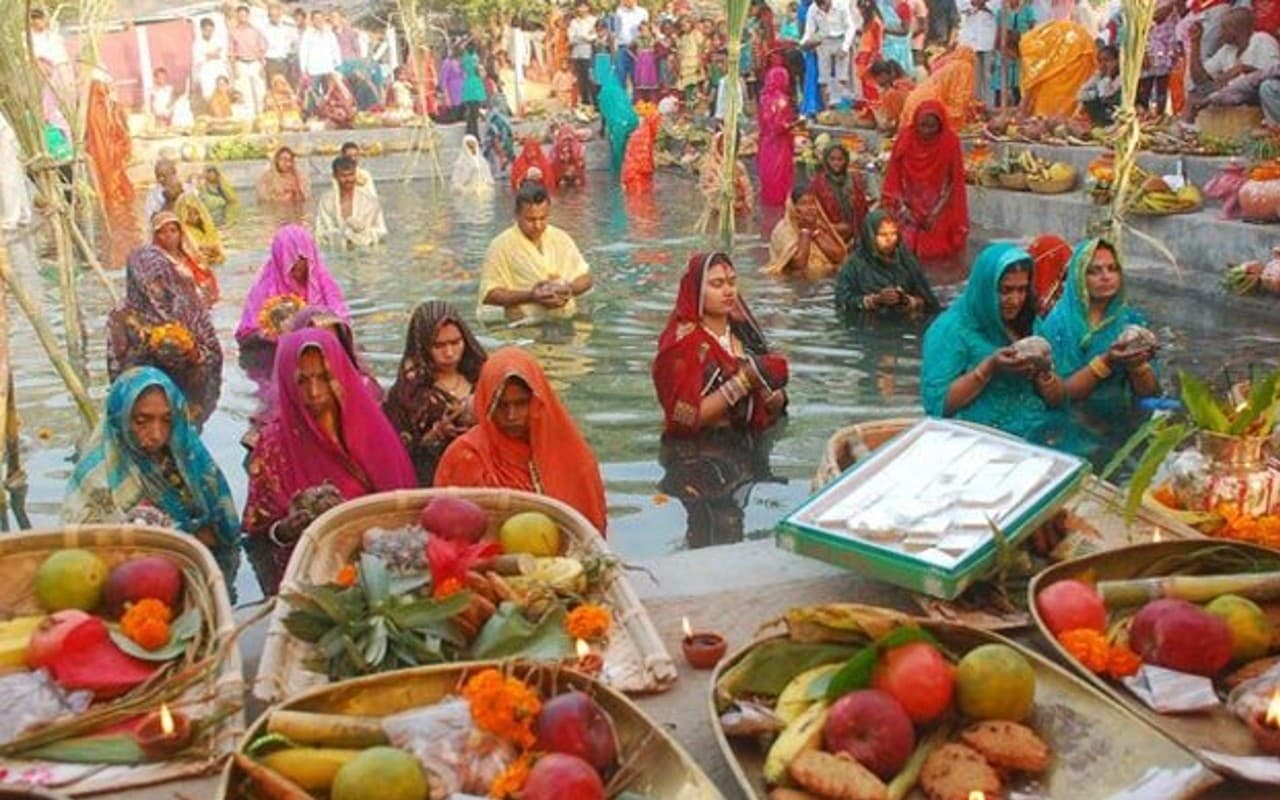 बिहारियों की परंपरा, पहचान का पर्व है छठ, इनके लिए उगते सूर्य जितना ही श्रद्धेय है पश्चिम में डूबता सूरज