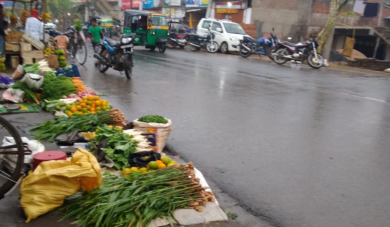 छठ महापर्व में विघ्न डाल रही बारिश, फल व पूजा सामग्रियों के विक्रेता मायूस