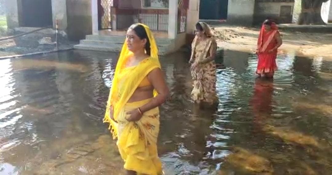 यूपी में बाढ़ ने छठ महापर्व पर व्रती महिलाओं की बढ़ाई मुश्किलें, नगर आयुक्त का दावा- सब ठीक कर देंगे