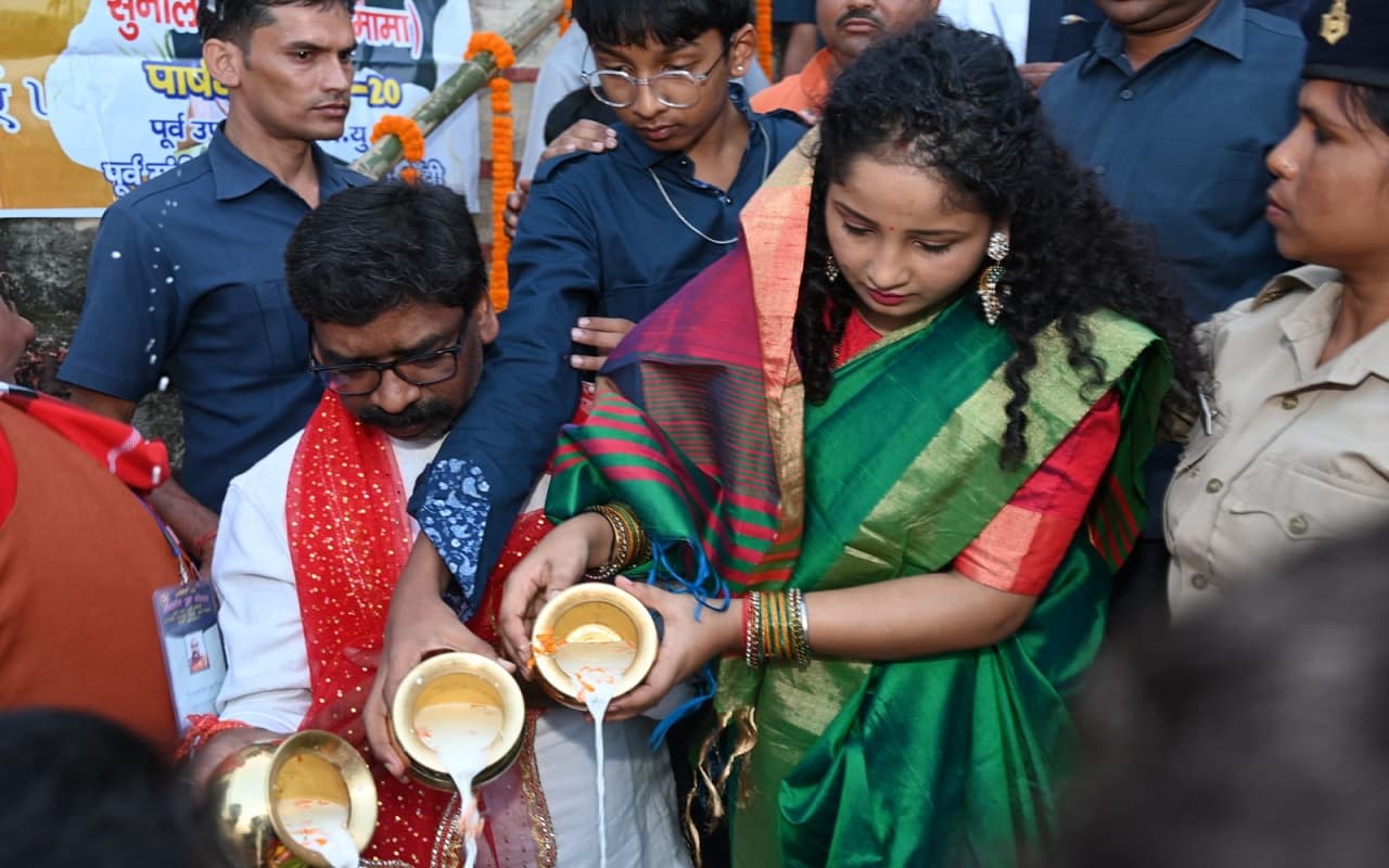 झारखंड के सीएम हेमंत सोरेन सपरिवार पहुंचे हटनिया तालाब, अस्ताचलगामी सूर्य को अर्घ्य देकर मांगा आशीर्वाद