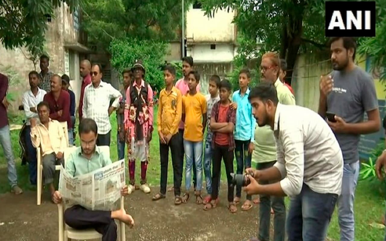 Chhattisgarh: नक्सल प्रभावित छत्तीसगढ़ का एक ऐसा गांव, जहां नौकरी छोड़ YouTube से लाखों कमा रहे युवा Chhattisgarh: नक्सल प्रभावित छत्तीसगढ़ का एक ऐसा गांव, जहां नौकरी छोड़ YouTube से लाखों कमा रहे युवा