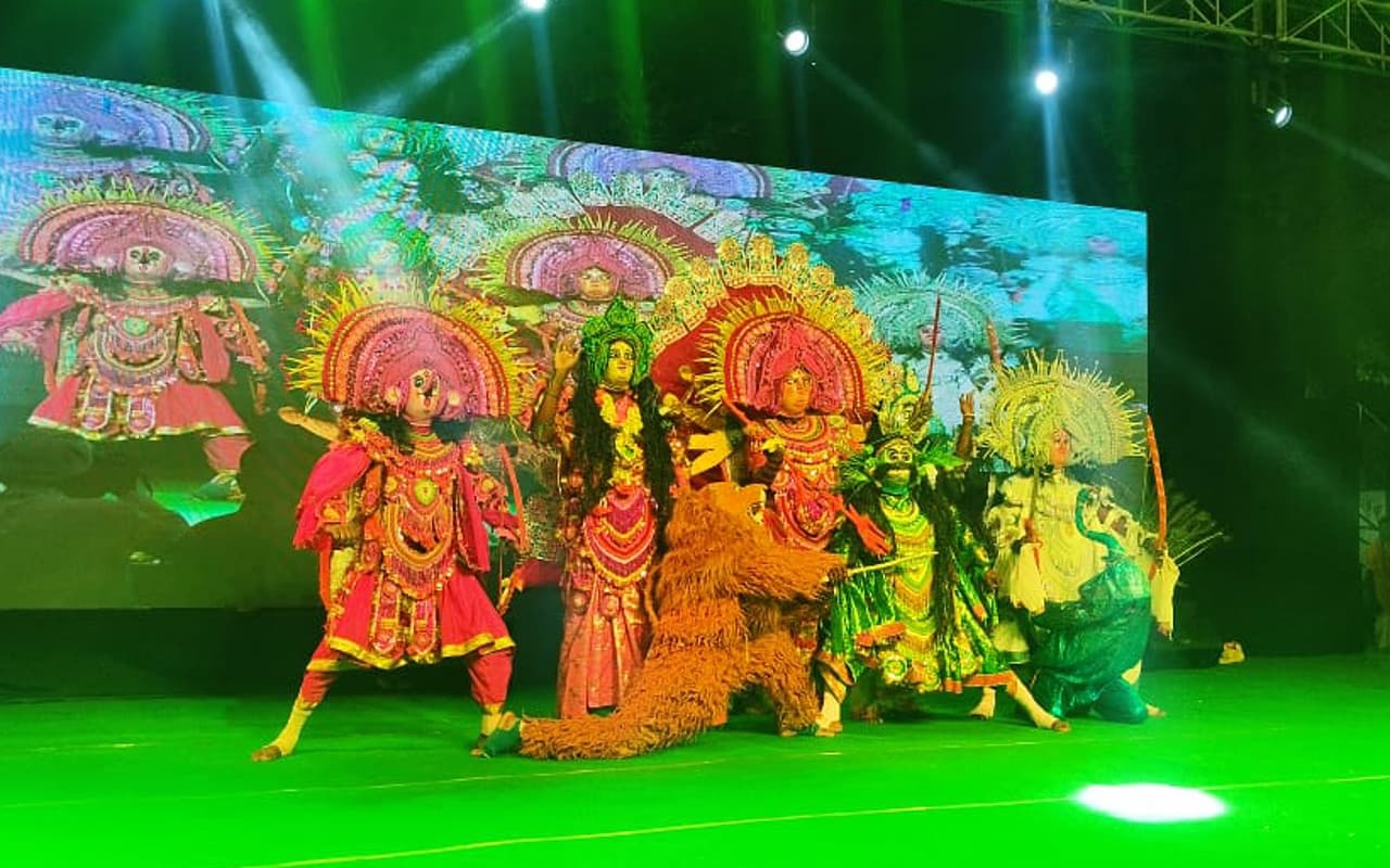 झारखंड : छऊ नृत्य के कारण सरायकेला की विदेशों तक है पहचान, महिला कलाकारों ने खूब बटोरी तालियां