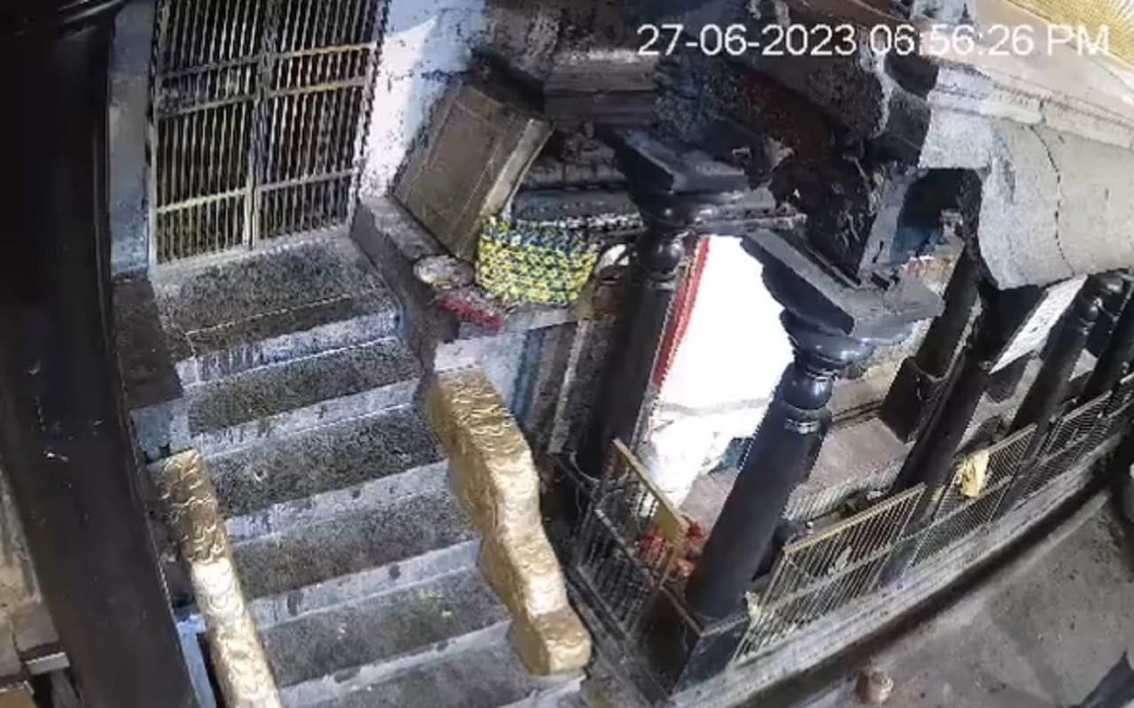 तमिलनाडु: चिदंबरम नटराज मंदिर के पुजारियों ने कनागासाबाई पर भक्तों को चढ़ने से रोका, बवाल