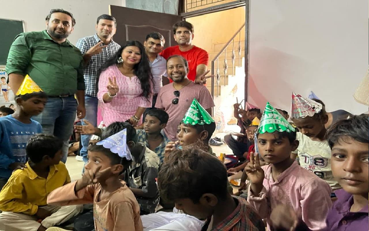 बिभर्ते पाठशाला के बच्चों को मिला नया स्कूल बैग, स्टेशनरी और मिठाई, NGO ने लोगों से की यह अपील