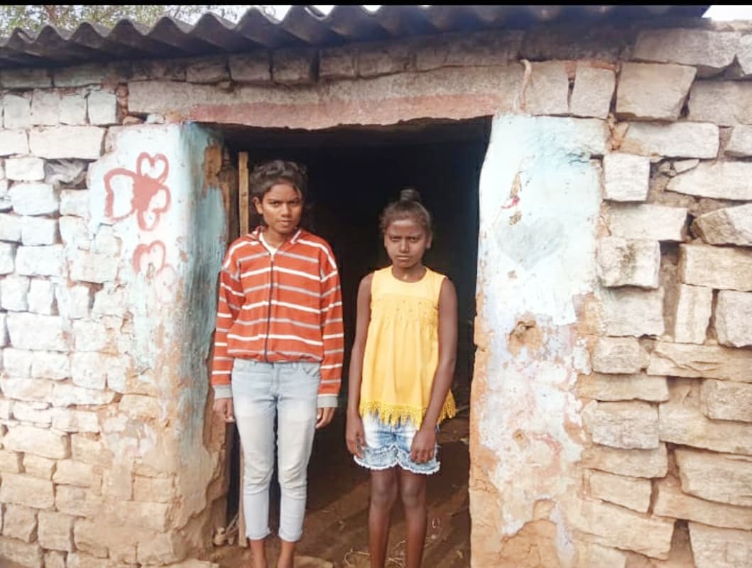 बिन मां-बाप की बेटियों ने गुमला प्रशासन से लगायी मदद की गुहार