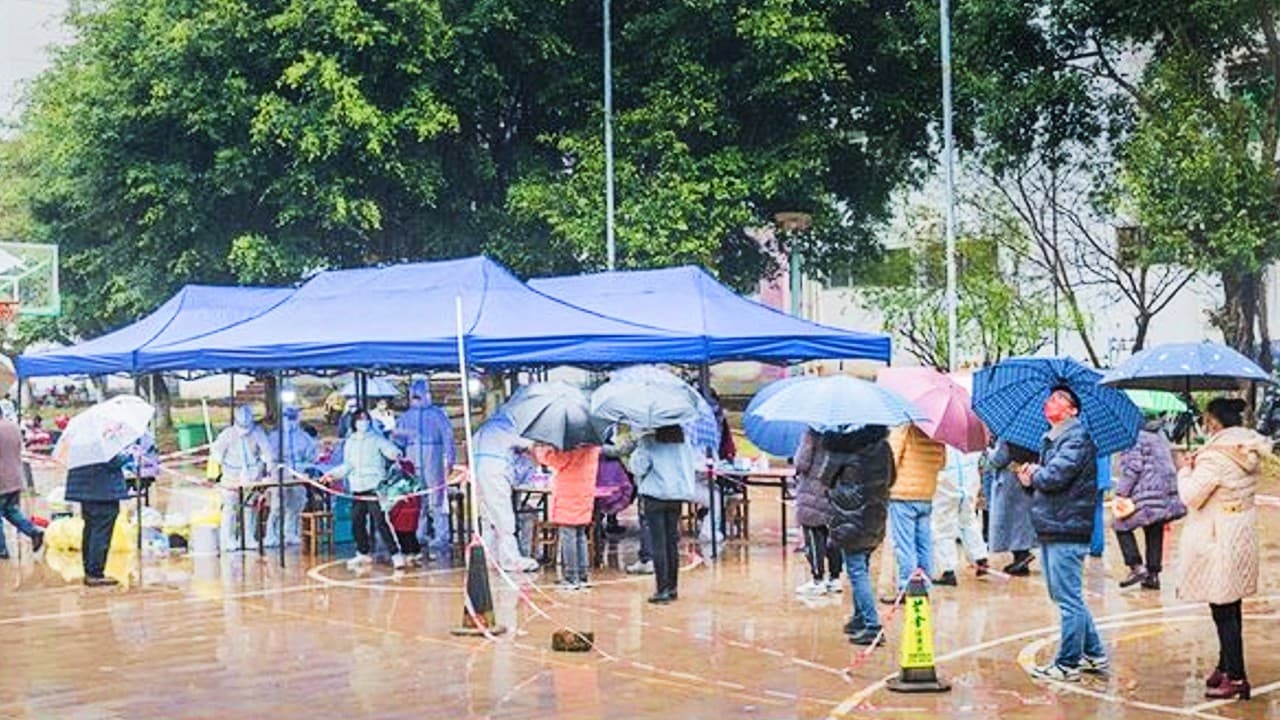 Omicron Update: ओमिक्रॉन के बढ़ते मामलों की वजह से इस शहर में लगा लॉकडाउन, ट्रैफिक लाइट हुए लाल