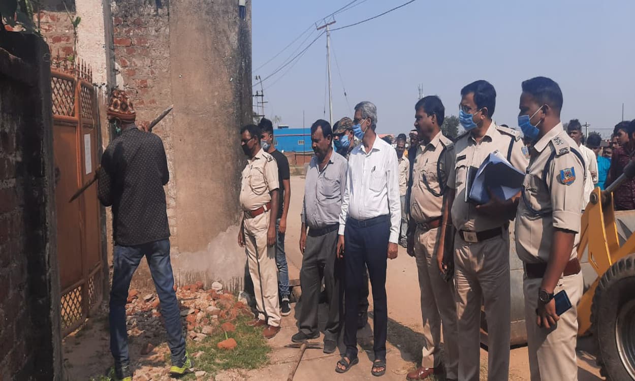 चितरपुर में हत्या के आरोपी मोजफ्फर खान के घर की हुई कुर्की जब्ती, जानें कितने सामानों की हुई बरामदगी