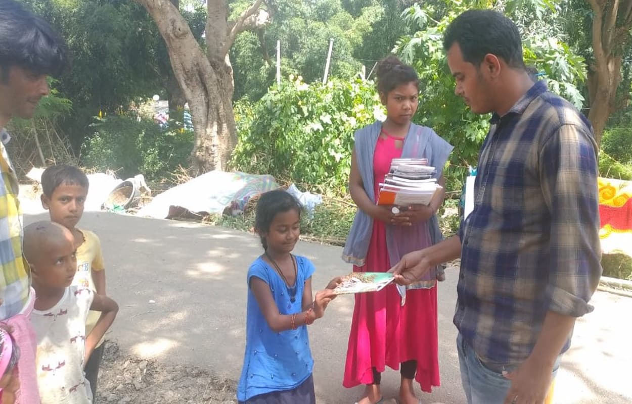 चितरपुर में स्कूली बच्चों के घर- घर पहुंचायी जा रही किताबें, शिक्षा से जोड़ने का हो रहा प्रयास