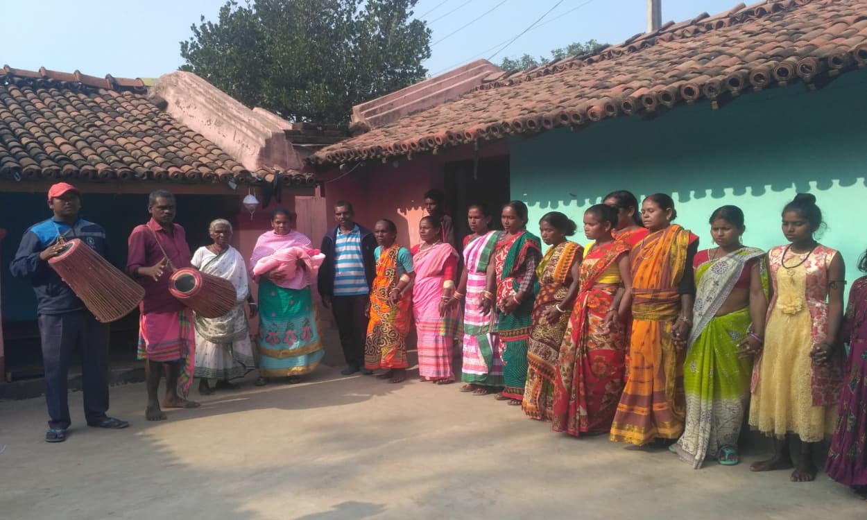 17 साल बाद चितरा के एक दपंती के घर आयी लक्ष्मी, खुशी में गांव में बांटी मिठाई