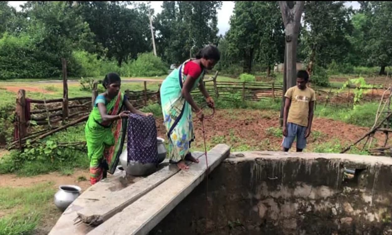 नक्सल प्रभावित चोरहा गांव को आज तक एक चापाकल नसीब नहीं, एकमात्र कुएं से 50 परिवार बुझा रहे अपनी प्यास