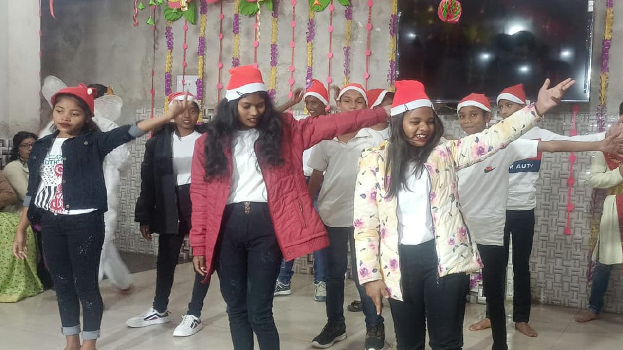Christmas 2021: गुमला के स्कूलों में क्रिसमस गैदरिंग, टीचर समेत स्टूडेंट ने प्रभु के गीत पर किया नृत्य
