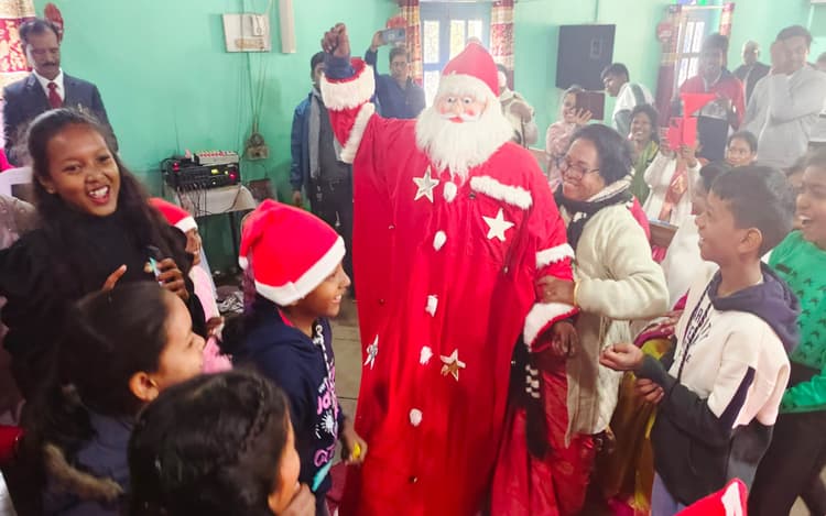 क्रिसमस और नये साल के जश्न में अभी से सराबोर हुआ पलामू, सांस्कृतिक आयोजन के रंग में रंगा शहर, देखें Pics