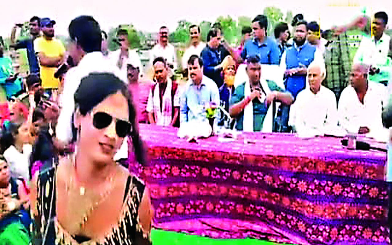 झारखंड : चतरा के एक स्कूल में अश्लील नाच, झूमे मंत्री सत्यानंद भोक्ता, बजा रहे थे मेज