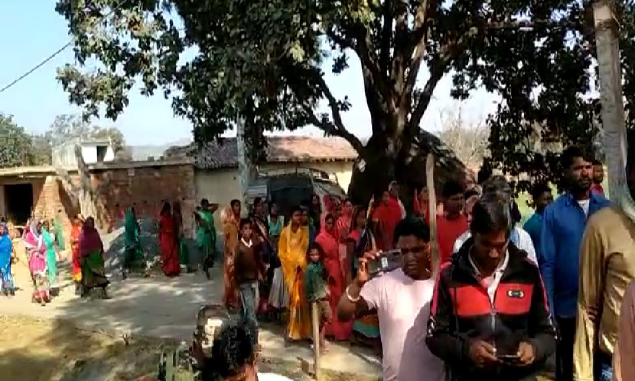 ओबी डंप करने को लेकर चुरचू गांव को कराया जा रहा है खाली, ग्रामीणों का जोरदार विरोध