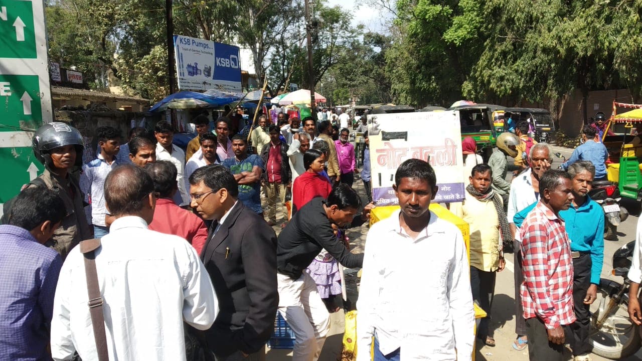 झारखंड में Coronavirus का खौफ : रजरप्पा मंदिर में विदेशी नागरिकों के प्रवेश पर रोक, कोर्ट से लोगों को निकाला, विधानसभा में था ऐसा नजारा