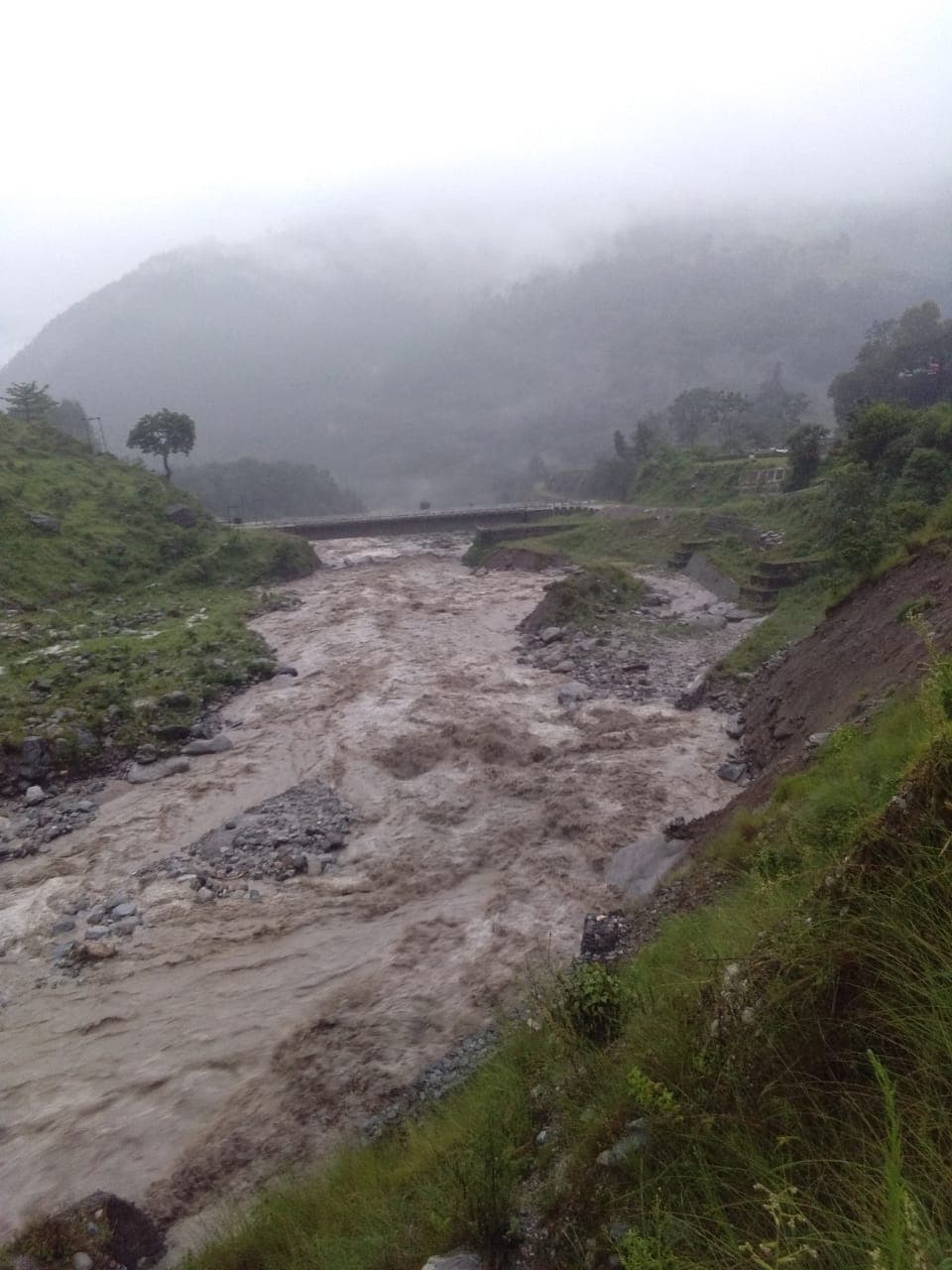 उत्तराखंड में बादल फटने से 3 की मौत, 9 लापता, 30 घर अभी भी खतरे के निशान पर