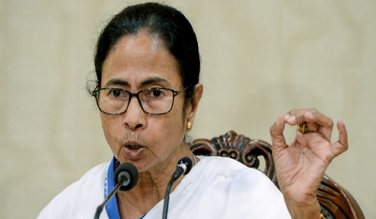 डॉक्टरों की हड़ताल से उड़ी ममता बनर्जी की नींद, धरना स्थल पर पहुंचकर की मुलाकात