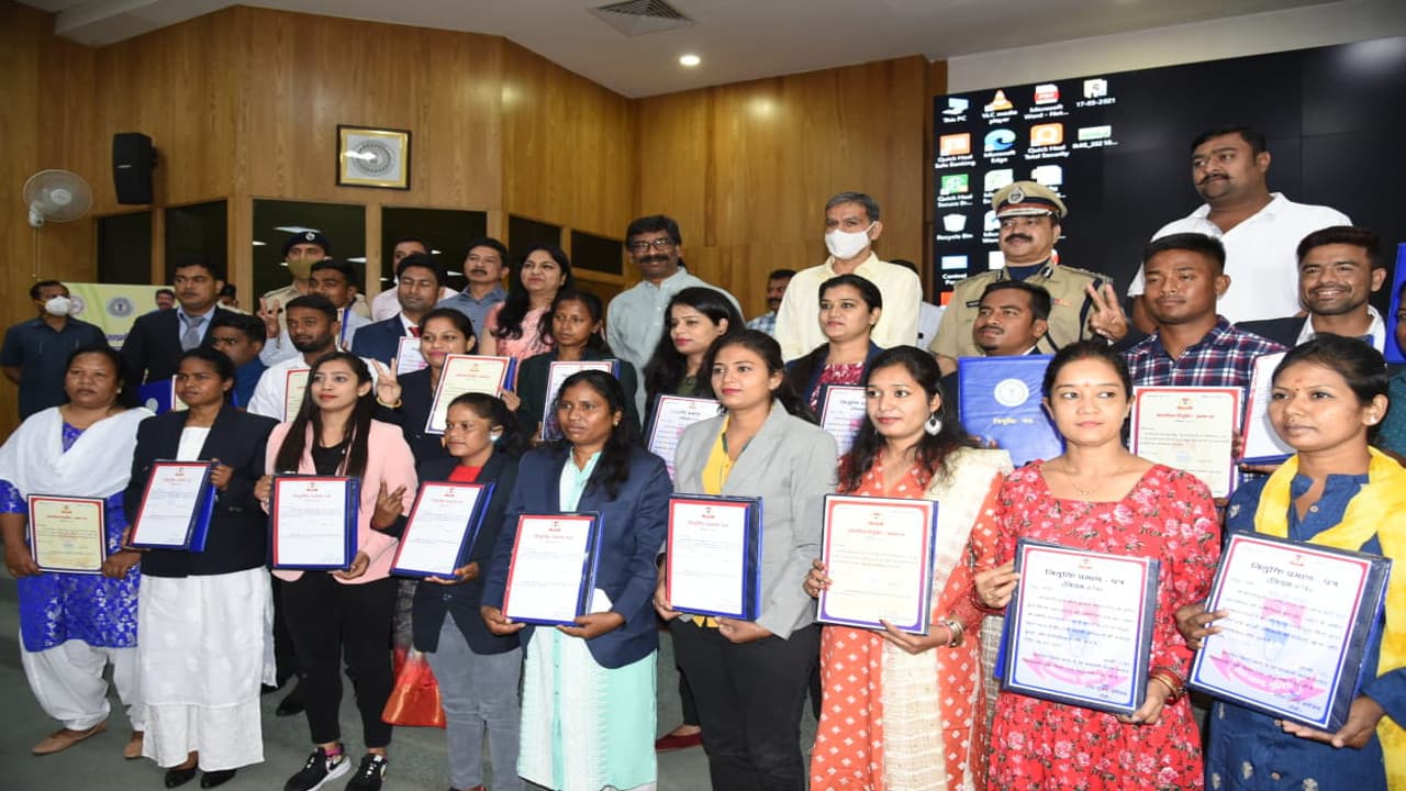 झारखंड के 27 खिलाड़ी बने कांस्टेबल, CM हेमंत ने सौंपे नियुक्ति पत्र