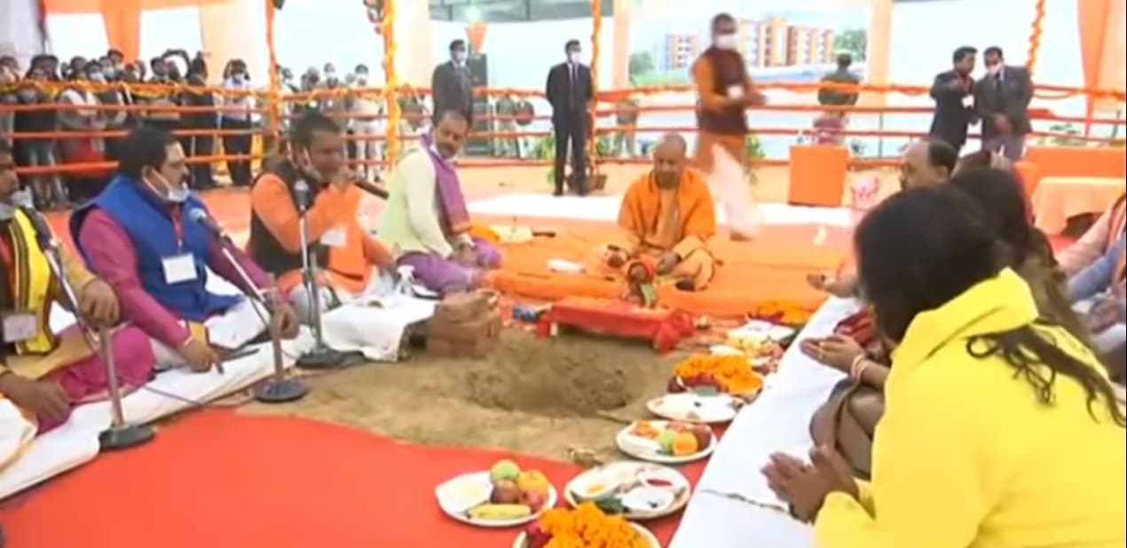 अतीक अहमद की अवैध जमीन पर CM योगी ने की पूजा, 75 गरीब परिवारों को देंगे 'घर', तंज- इत्र नहीं समाजवादी बदबू