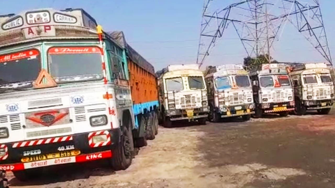 बंगाल-झारखंड सीमा पर पुलिस की कार्रवाई, 21 ट्रक कोयला जब्त, 14 गिरफ्तार