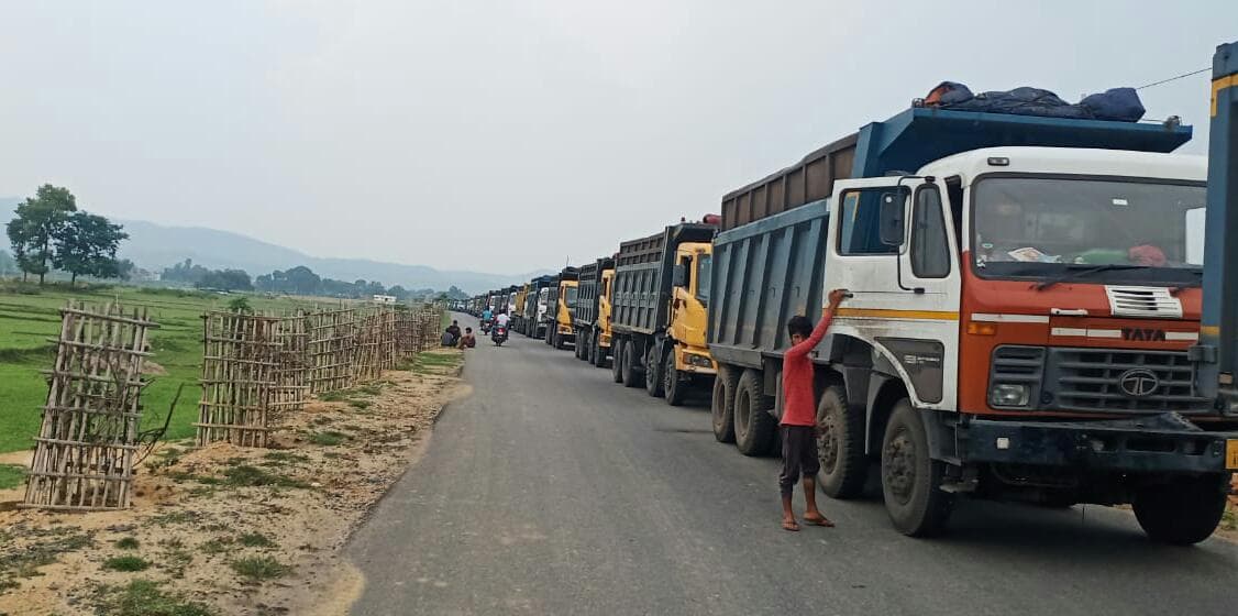 बड़कागांव में प्रदूषण रोकने और रोजगार देने की मांग पर अड़े रैयत व ग्रामीण, कोयले लदे ट्रक और हाइवा को रोका