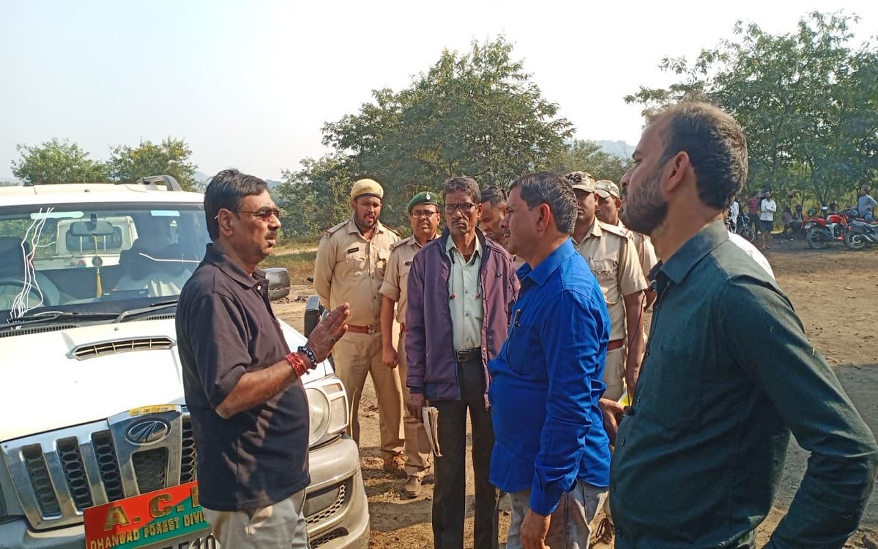 धनबाद के खानुडीह जंगल में झारखंड कोल डिपो पर वन विभाग की छापामारी, संचालक को शो कॉज