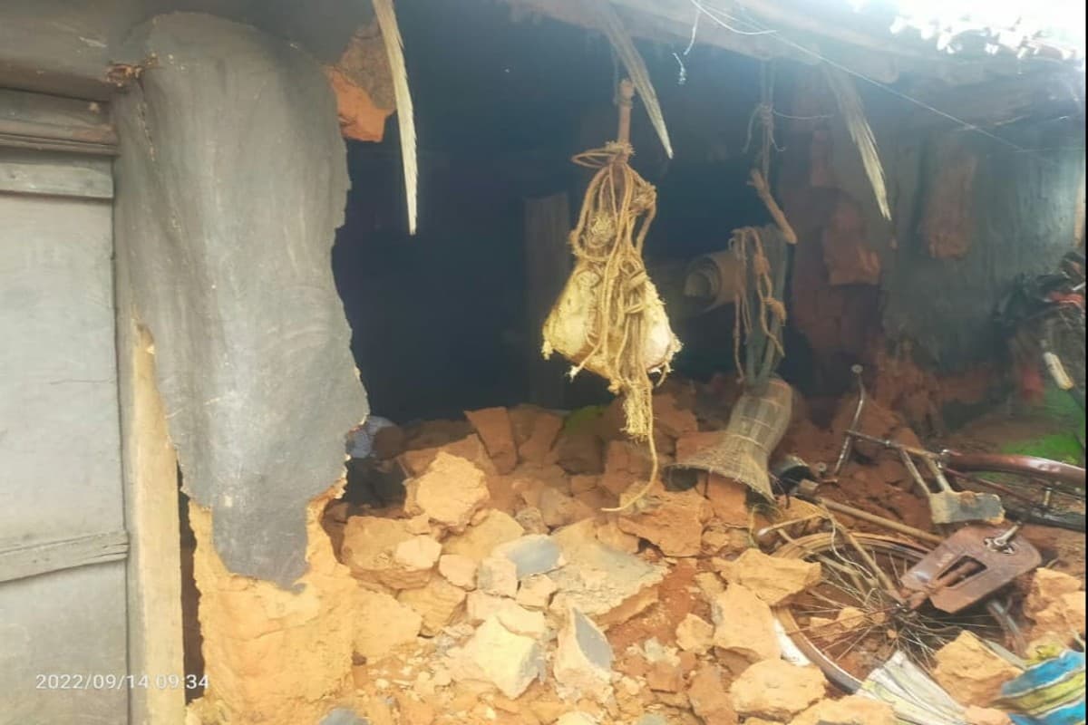 गुमला के चैनपुर में मिट्टी के घर की दीवार गिरने से वृद्ध दंपती की दबकर मौत