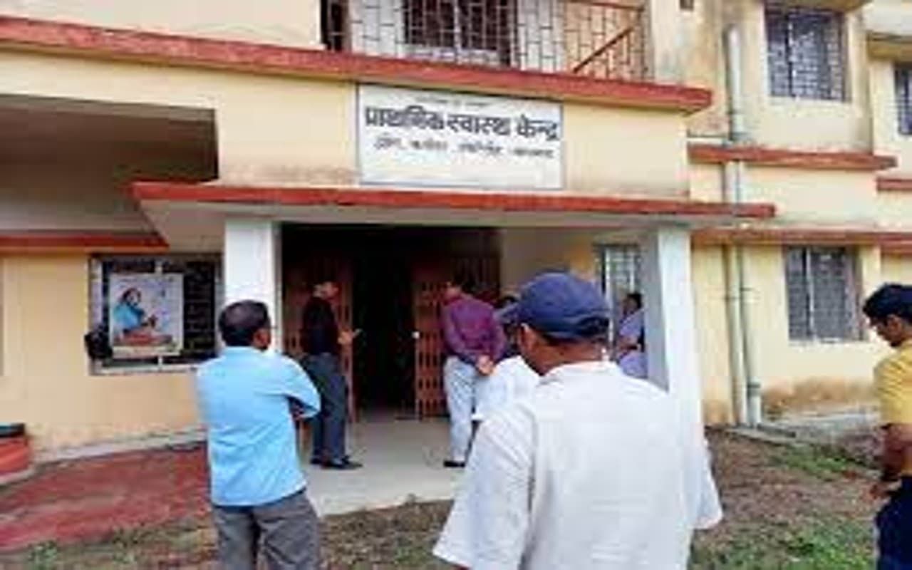 गिरिडीह के बगोदर सामुदायिक स्वास्थ्य केंद्र कर्मियों के साथ जमुई पुलिस ने की मारपीट, विरोध में हड़ताल गिरिडीह के बगोदर सामुदायिक स्वास्थ्य केंद्र कर्मियों के साथ जमुई पुलिस ने की मारपीट, विरोध में हड़ताल