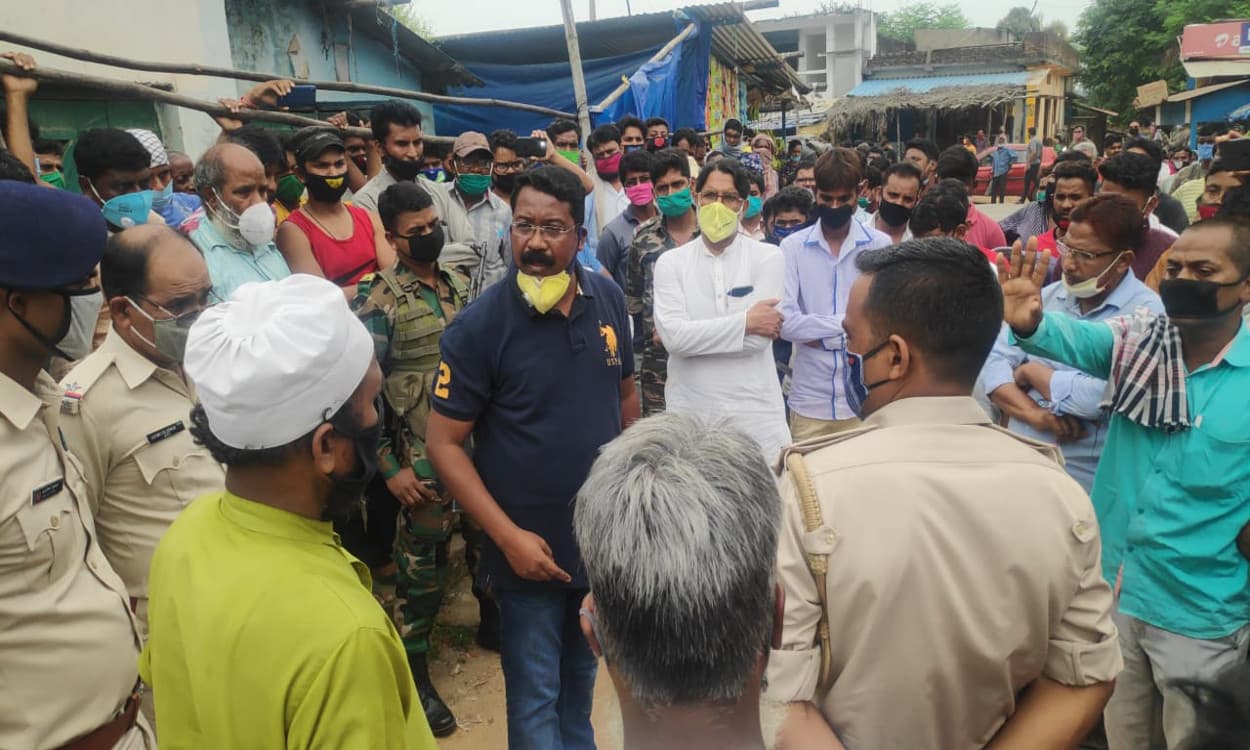 ठेठईटांगर चौक पर दुकानदारों ने कोलेबिरा विधायक का फूंका पुतला, समाधान निकलने पर मांगी माफी