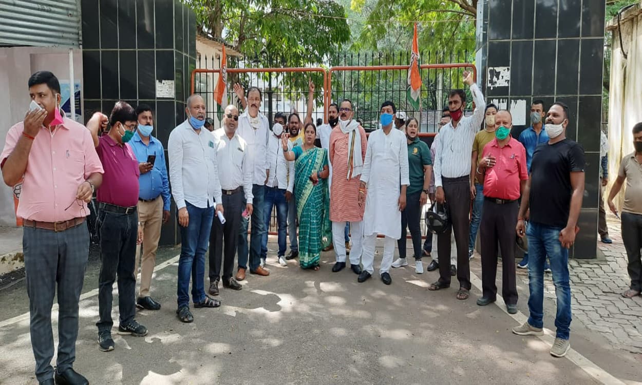 बिजली विभाग और केबुल कंपनी प्रबंधन की लापरवाही के खिलाफ कांग्रेस का विरोध प्रदर्शन