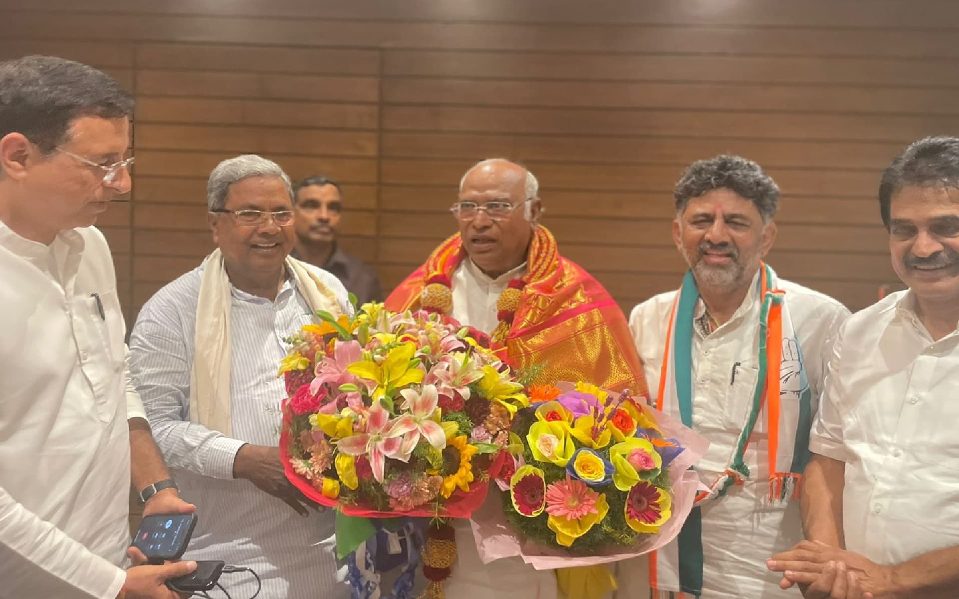 कांग्रेस को 34 साल बाद कर्नाटक में मिली सबसे बड़ी जीत, 42% वोट के साथ बनी सबसे बड़ी पार्टी