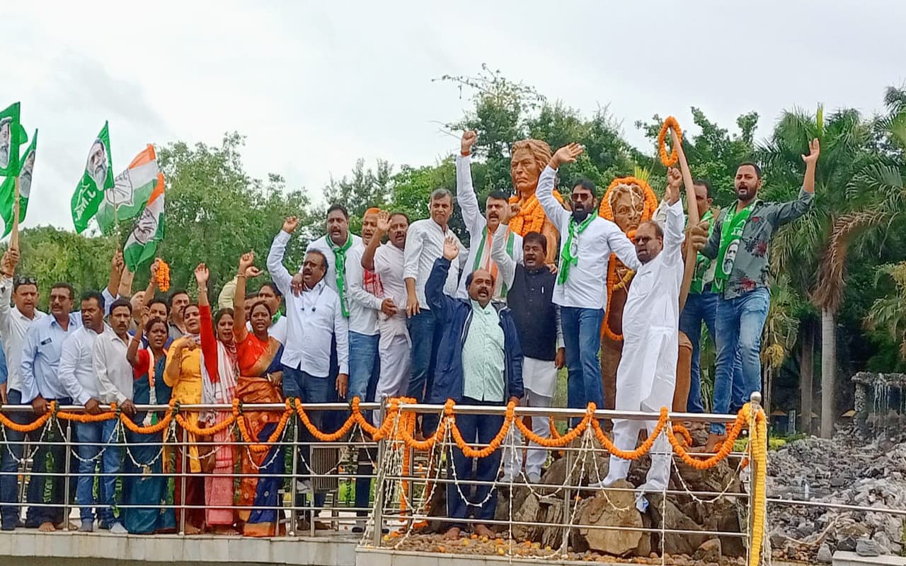 साहिबगंज में हेमंत सोरेन, तो रांची में विभिन्न राजनीतिक पार्टी कार्यकर्ताओं ने सिदो-कान्हू को किया नमन