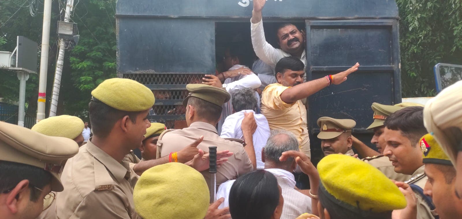 Kanpur News: कानपुर में कांग्रेस का महंगाई के खिलाफ हल्लाबोल प्रदर्शन, पुलिस ने किया गिरफ्तार