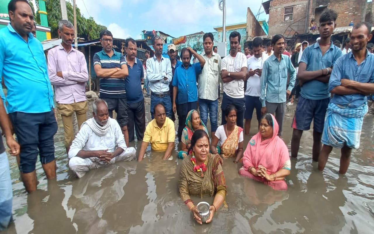 महगामा विधायक दीपिका पांडेय सिंह का घंटों जल सत्याग्रह, मुख्य सड़क पर करना पड़ा स्नान, CM ने लिया संज्ञान