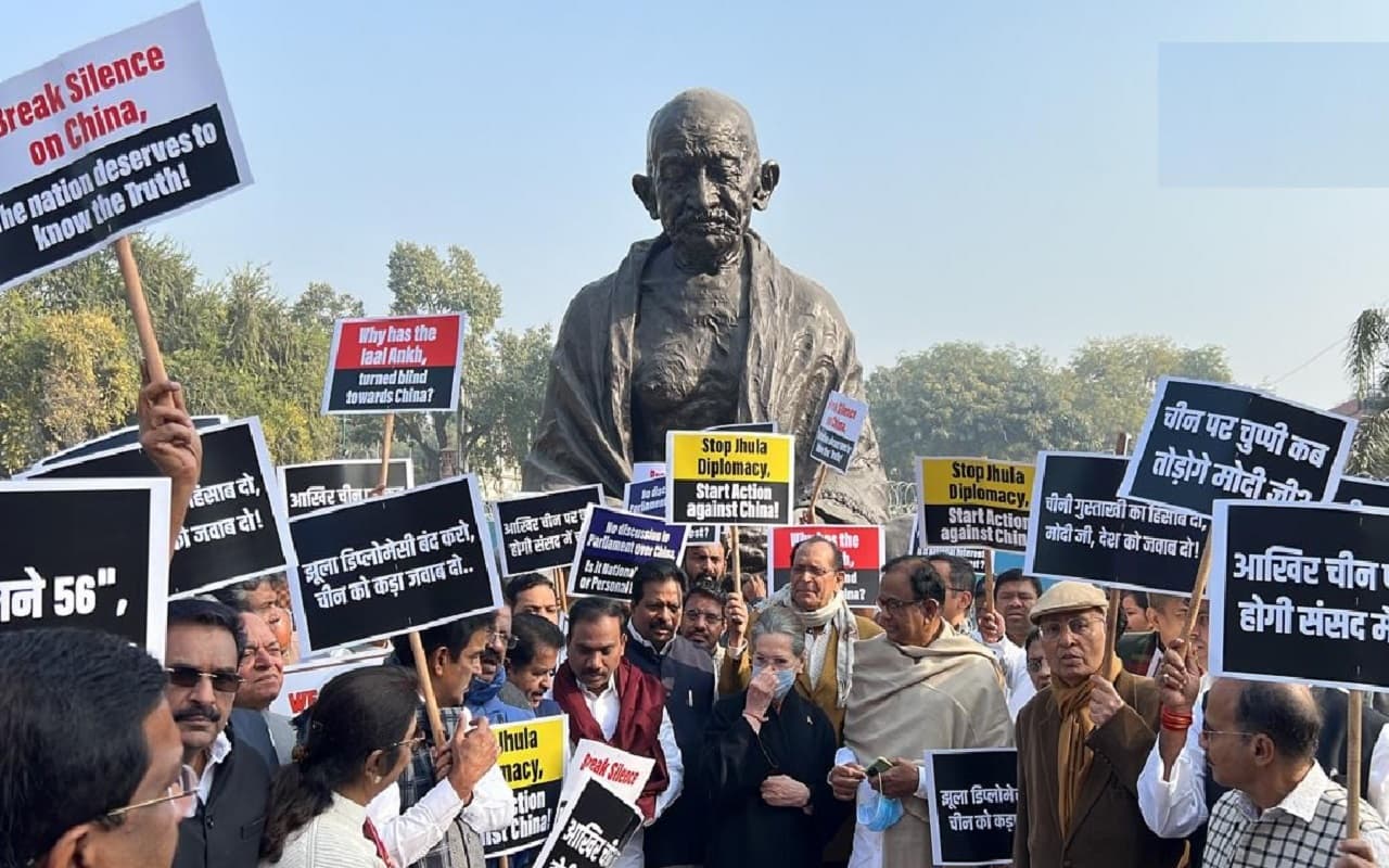 India China Tawang: चीन के साथ तनाव पर संसद में चर्चा की मांग, विपक्ष ने संसद परिसर में किया प्रदर्शन