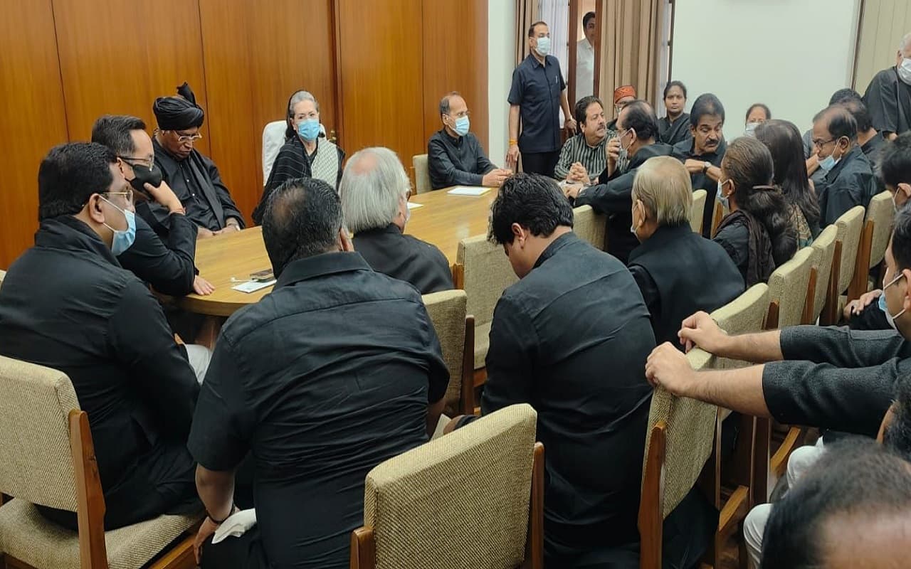 राहुल गांधी की सांसदी जाने पर संग्राम, काले कपड़े पहनकर सड़क से सदन तक कांग्रेसी नेताओं का प्रदर्शन