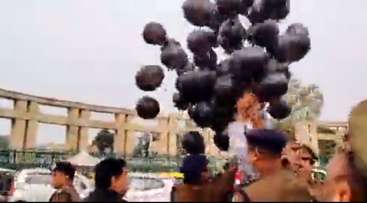 UP Election 2022: विधानभवन के सामने कांग्रेस ने उड़ाए काले गुब्बारे, अजय मिश्र टेनी की बर्खास्तगी पर अड़े