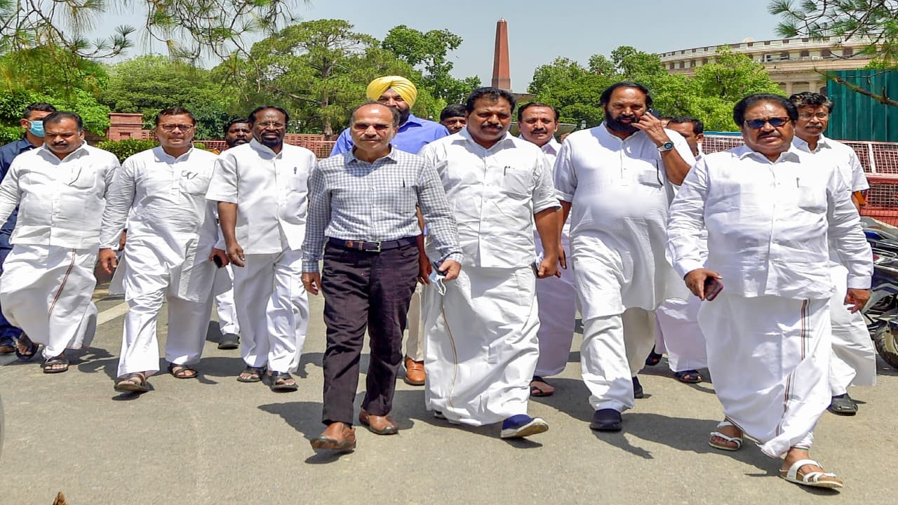 कांग्रेस ने पुलिस दुर्व्यवहार के खिलाफ उपराष्ट्रपति और स्पीकर से की शिकायत, विशेषाधिकार हनन का लगाया आरोप