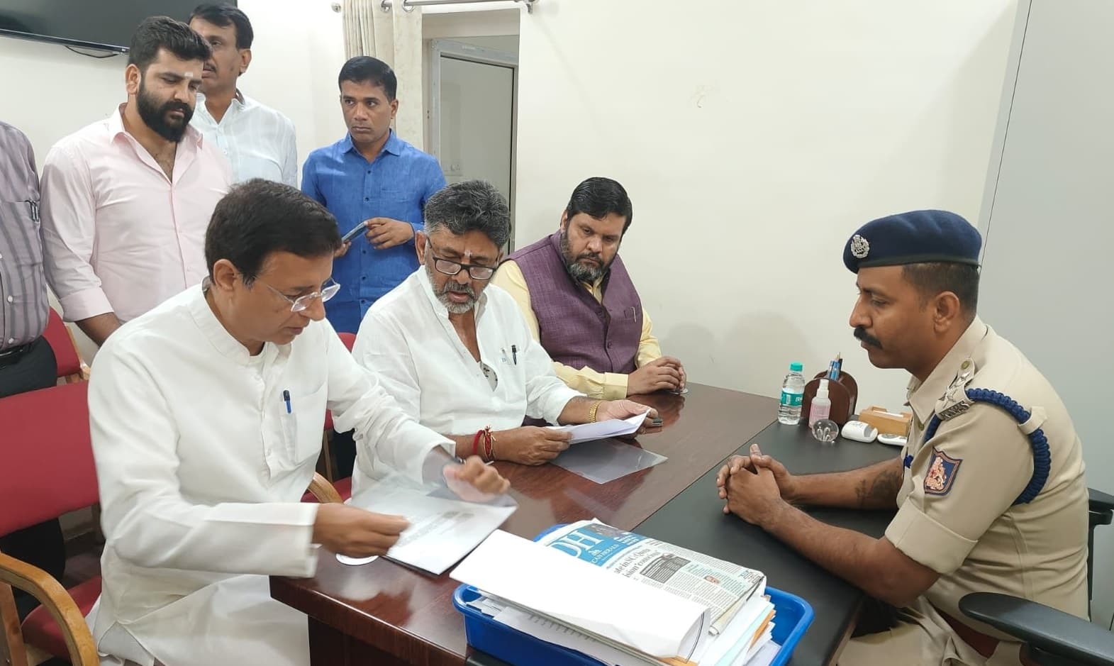 Karnataka Election: गृह मंत्री अमित शाह के खिलाफ कांग्रेस ने दर्ज करायी शिकायत, भड़काऊ बयान देने का आरोप