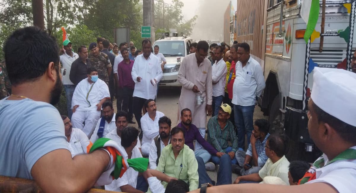 यूपी के लखीमपुर खीरी जा रहे कांग्रेसी नेताओं को झारखंड बॉर्डर पर यूपी पुलिस ने रोका, विरोध में धरने पर बैठे
