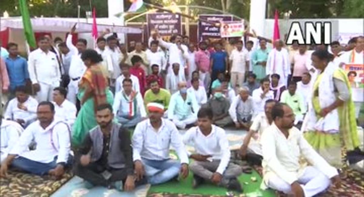 लखीमपुर मामला : प्रियंका गांधी की रिहाई के लिए सीतापुर में कार्यकर्ताओं का प्रदर्शन, आंदोलन करेगी कांग्रेस