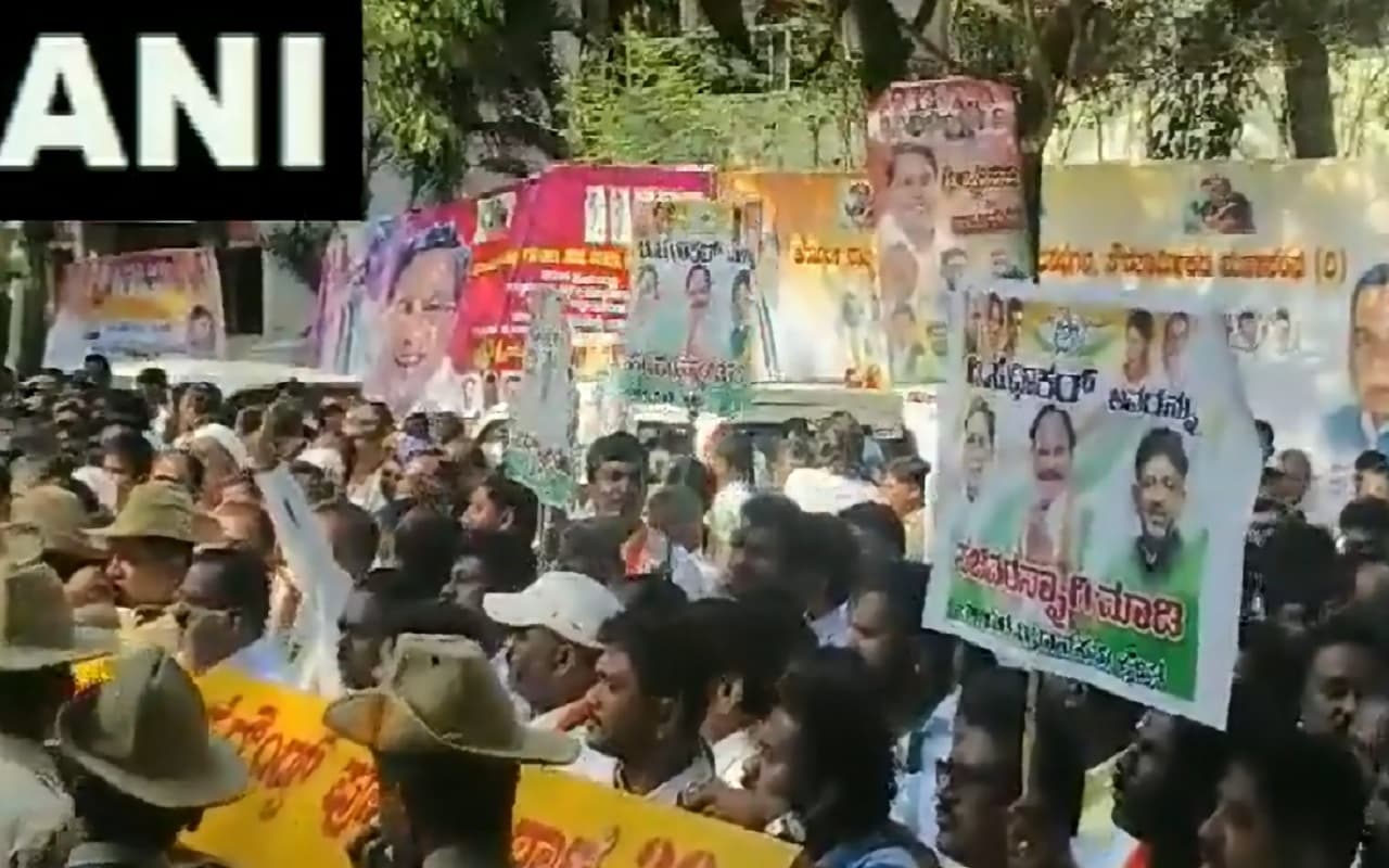 नाराज कांग्रेसी कार्यकर्ताओं ने ज्योतिरादित्य सिंधिया को भोपाल एयरपोर्ट के पास दिखाये काले झंडे