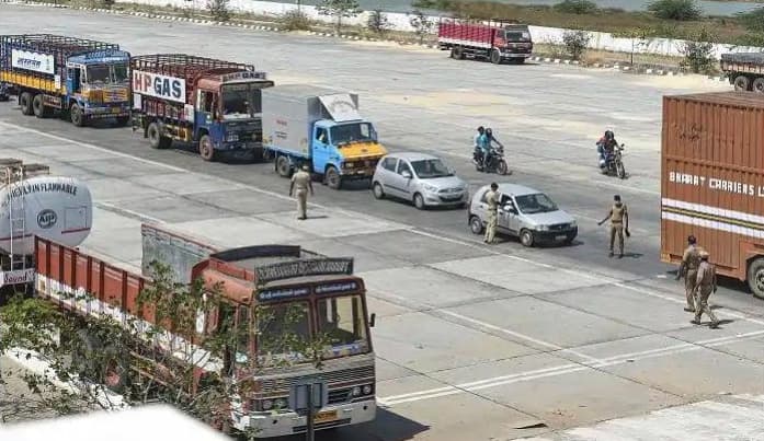 Coronavirus Pandemic : दो कंटेनर में भरकर 300 श्रमिकों को तेलंगाना से ले जा रहे थे राजस्थान, महाराष्ट्र में पुलिस ने पकड़ा