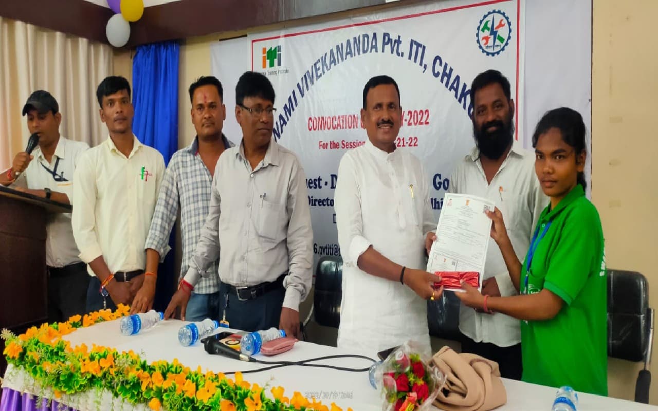 Jharkhand: चाकुलिया ITI के कन्वोकेशन में डॉ दिनेशानंद गोस्वामी ने कहा – सफलता के लिए क्रिएटिविटी जरूरी
