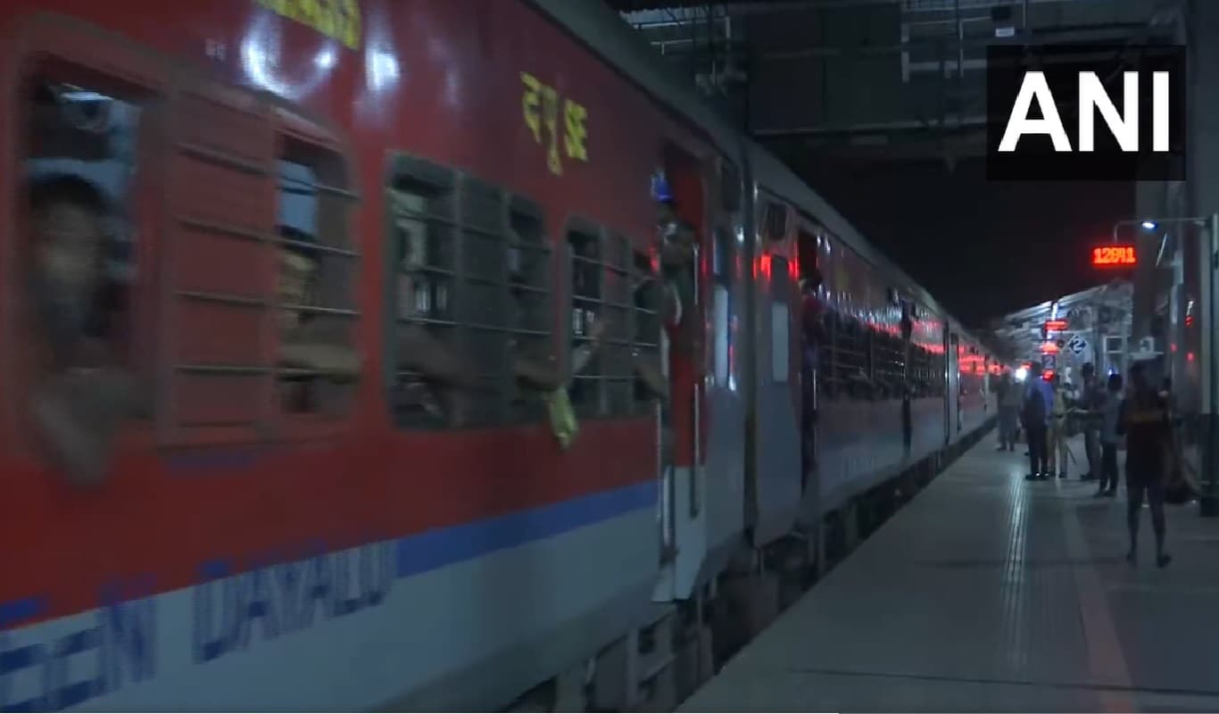 ओडिशा रेल हादसे के 5 दिन बाद बालासोर स्टेशन से गुजरी कोरोमंडल एक्सप्रेस ट्रेन, देखें वीडियो