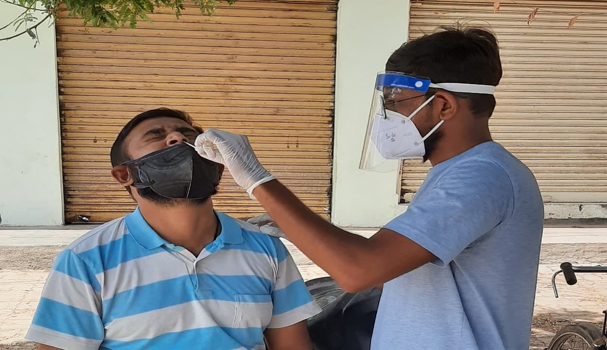 भारत में पॉजिटिविटी रेट घटी मगर कोरोना का बढ़ा दायरा, 403 जिले रेड जोन में शामिल, 665 लोगों की मौत