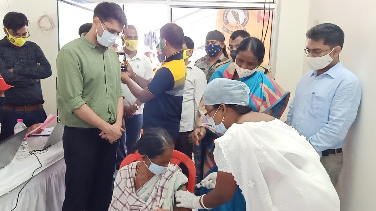 Corona Vaccination Update News : कोरोना टीका लगाने पर फ्री में मिला एक लीटर पेट्रोल, पश्चिमी सिंहभूम के चक्रधरपुर में लोगों को प्रोत्साहित करने की हुई अनोखी पहल